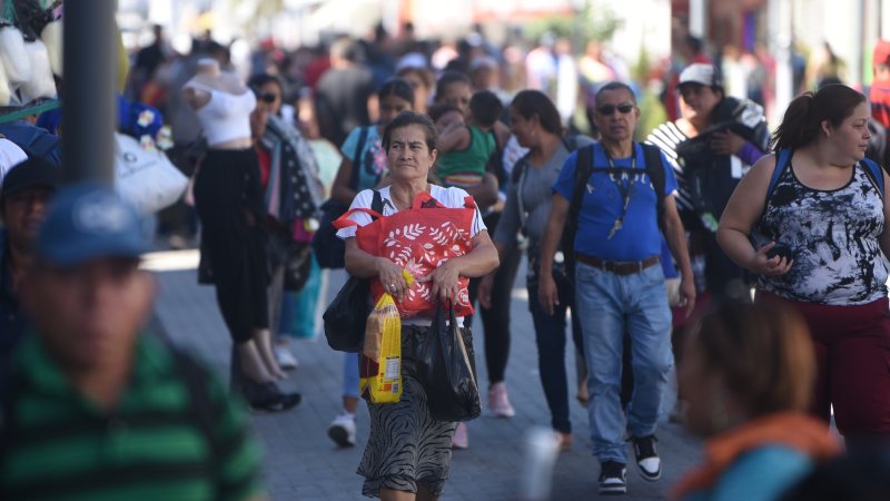 Encuesta revela contraste: seguridad recibe alta aprobación, pero economía lidera preocupaciones ciudadanas
