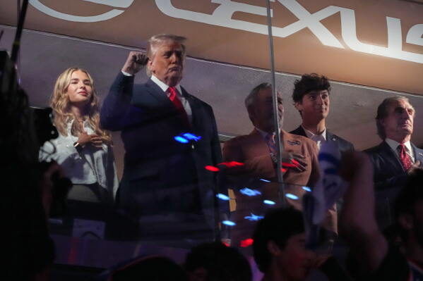 Trump es abucheado durante el himno nacional antes de las Finales de la NBA