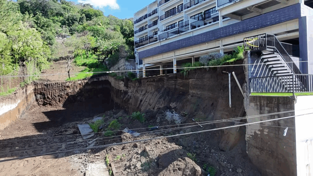 Evacúan más de 40 apartamentos en colonia Escalón tras colapso de muro de contención