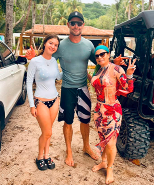 Chris Hemsworth disfruta sus vacaciones en Costa Rica entre olas y encuentros con fanáticos