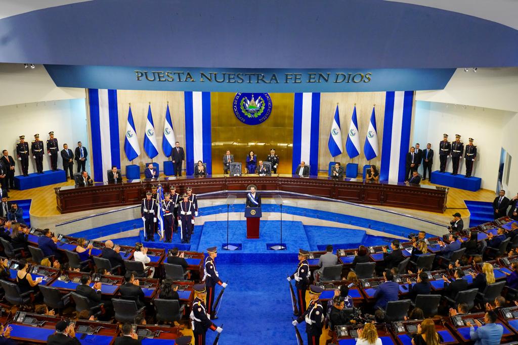 Presidente de la Asamblea justifica compra de pickups y microbuses por $425 mil