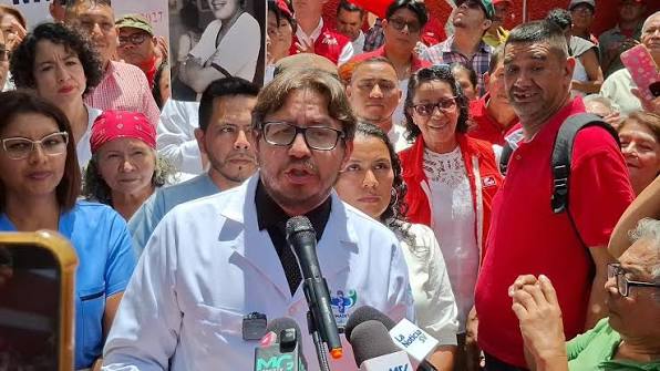 Dirigente sindical Rafael Aguirre se inscribe como precandidato presidencial del FMLN