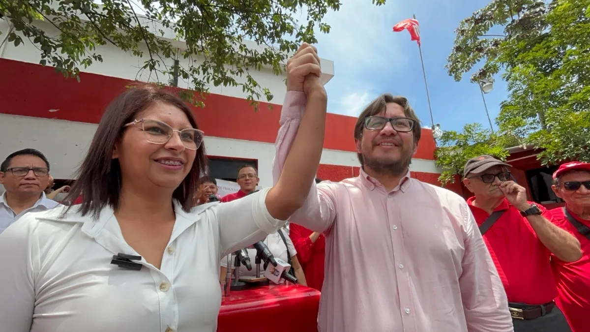 Rafael Aguirre presenta a exempleada del Hospital Rosales como su compañera de fórmula