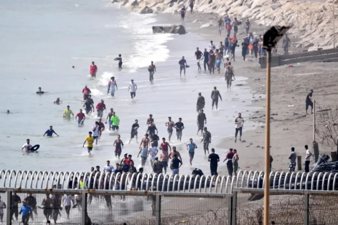Miles de migrantes cruzan a España y desatan una crisis humanitaria