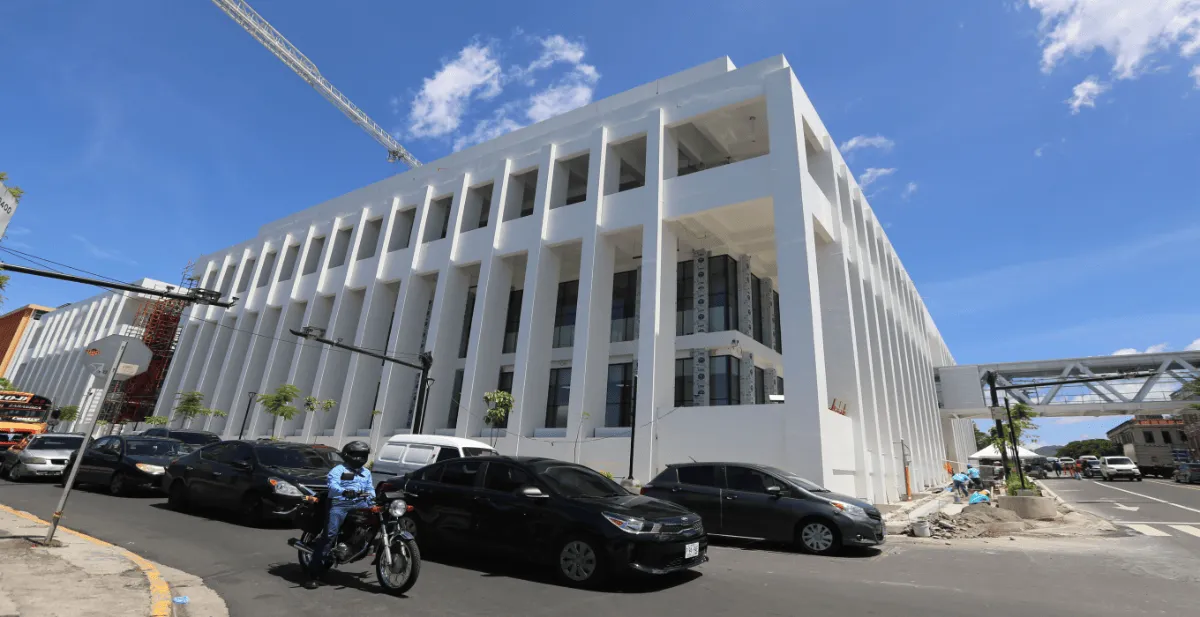 Denuncian renuncias de personal en el nuevo Hospital Rosales por condiciones laborales
