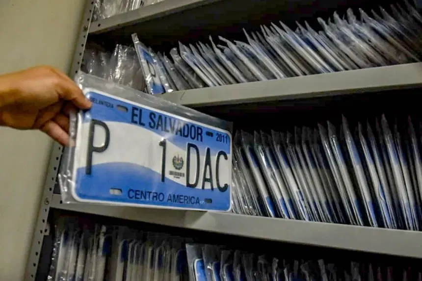 Gobierno prorrogará un año más la vigencia de las placas vehiculares