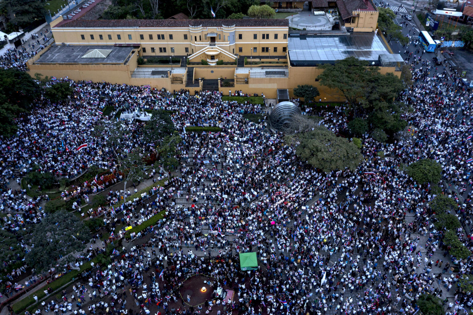 Costa Rica: miles salen a las calles en defensa del Poder Judicial ante ataques del Gobierno