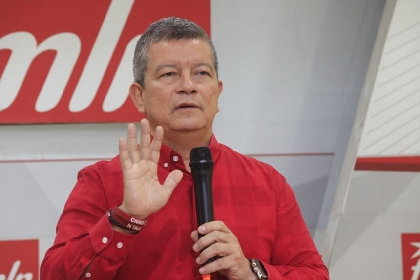 FMLN dice que no se opone a las 50,000 becas, pero califica anuncio del Gobierno como “un show”