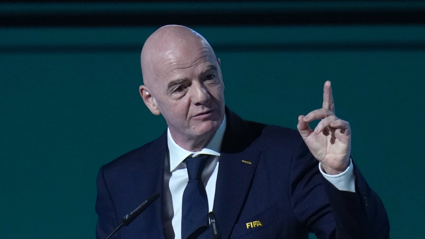 Aficionados de todo el mundo exigen la renuncia de Infantino como presidente de la FIFA