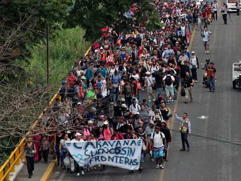 Unos 800 migrantes, entre ellos salvadoreños parten en caravana desde el sur de México en busca de empleo y regularización