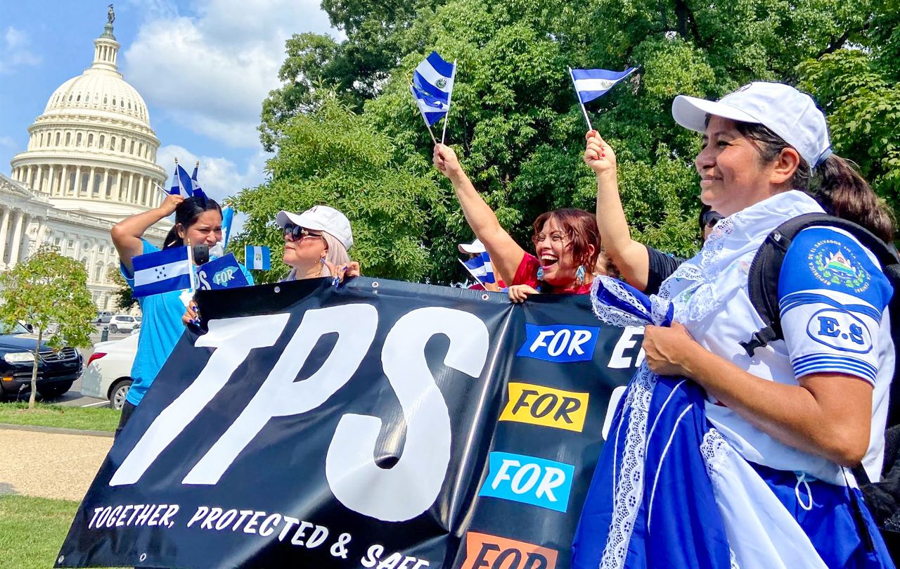 Miles de salvadoreños con TPS quedan vulnerables a perder sus empleos tras fallo judicial
