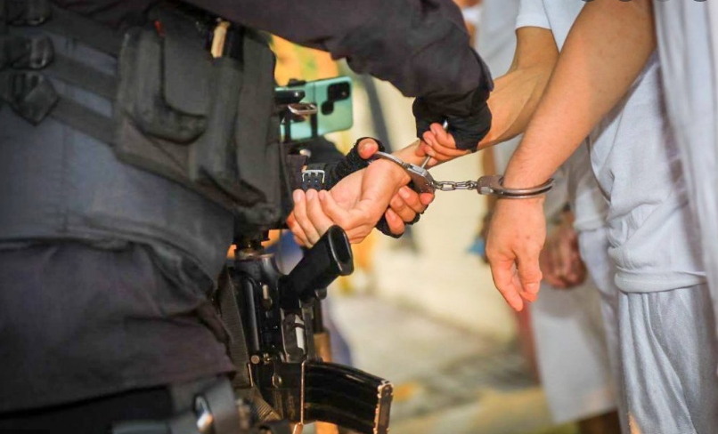 Familias de capturados denuncian estafas y venta de información desde cárceles durante el régimen de excepción