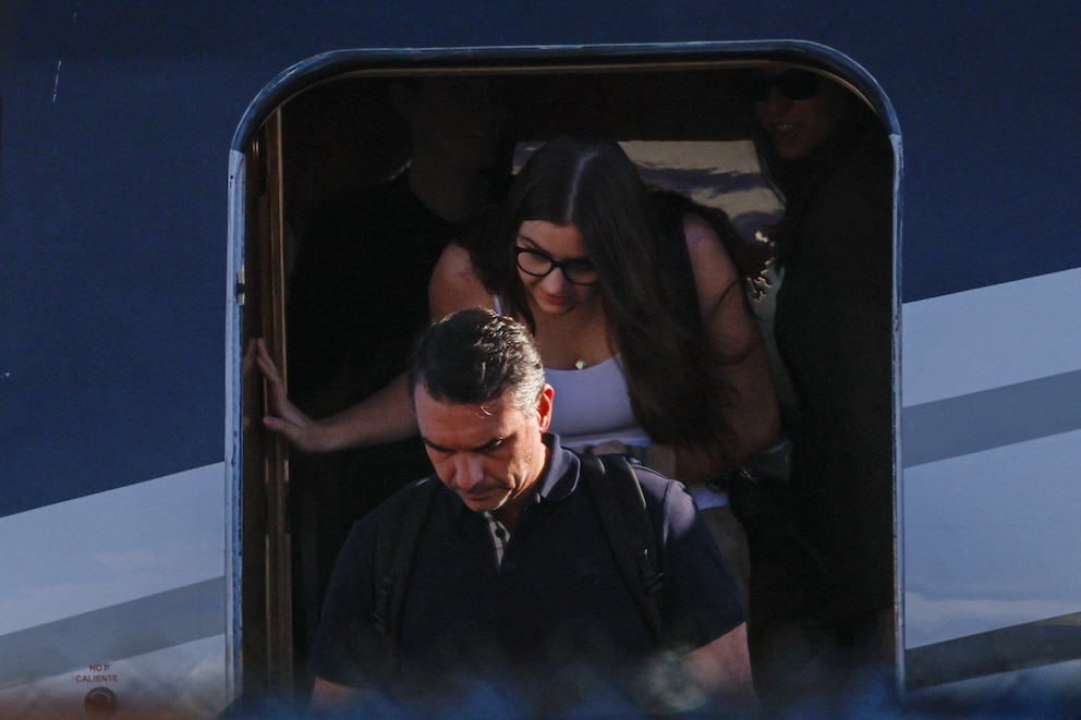 Flávio Bolsonaro llega a Estados Unidos en avión privado tras salir de Brasil en medio de controversia judicial