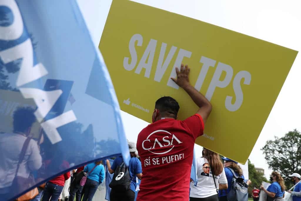 Incertidumbre por el TPS complica trámites de licencias y Seguro Social a salvadoreños en Estados Unidos
